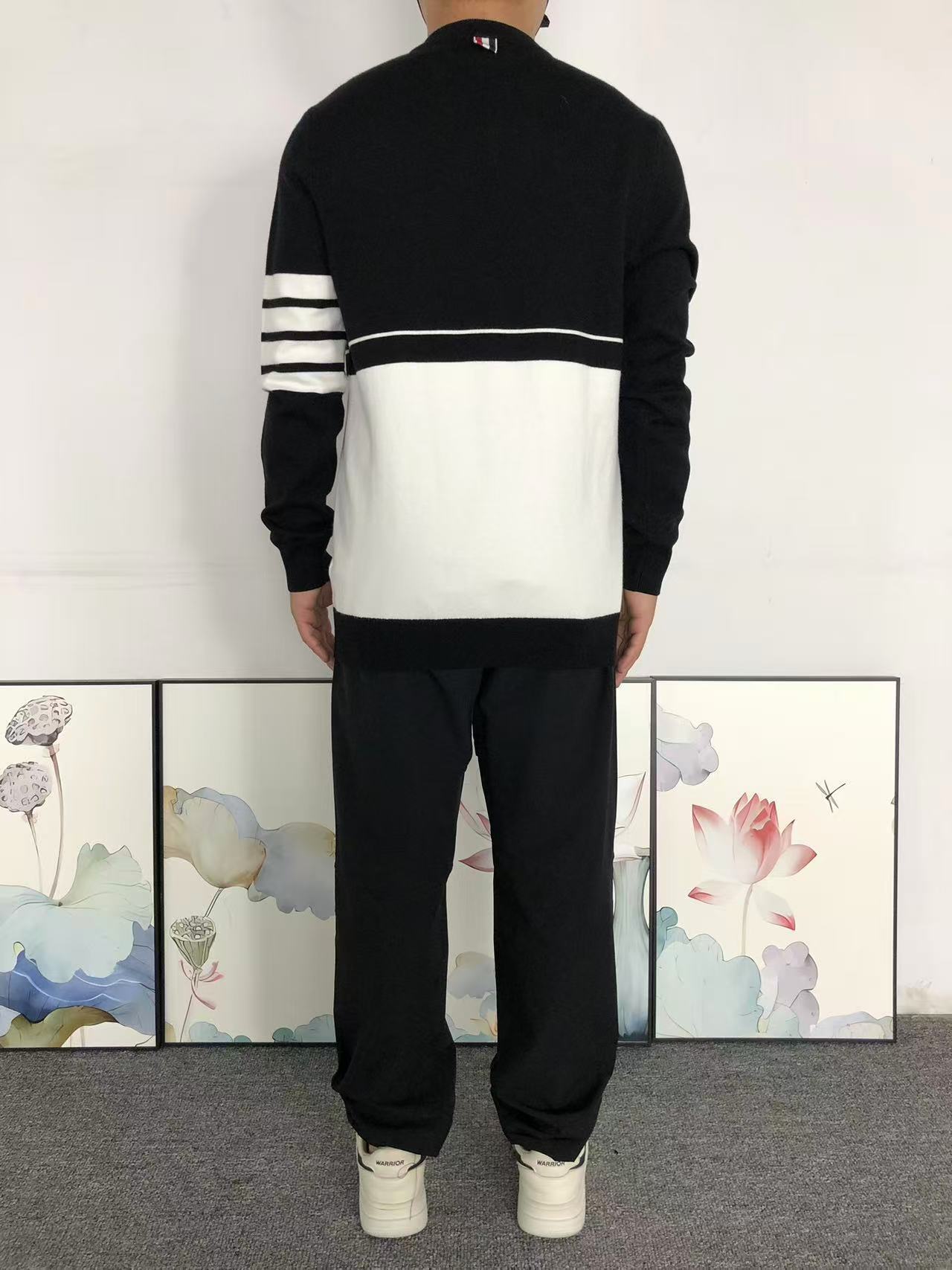 T - SWEATER