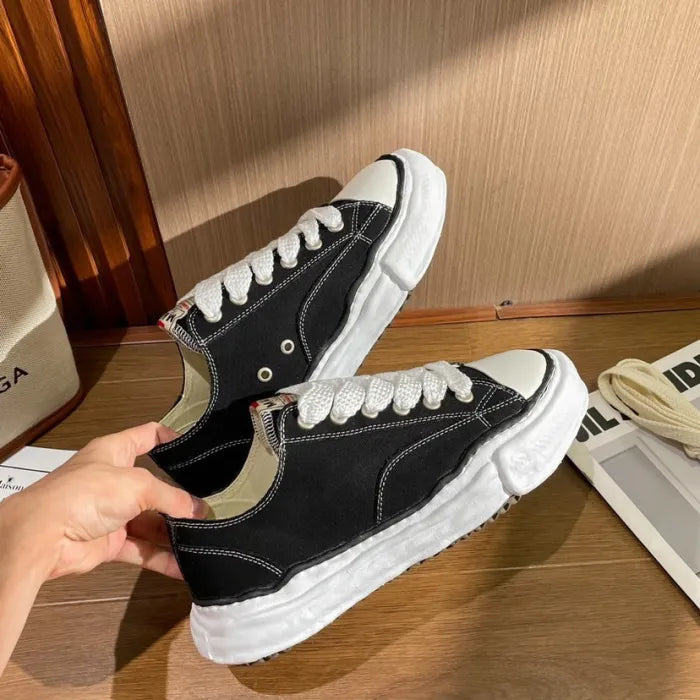 A - SNEAKERS