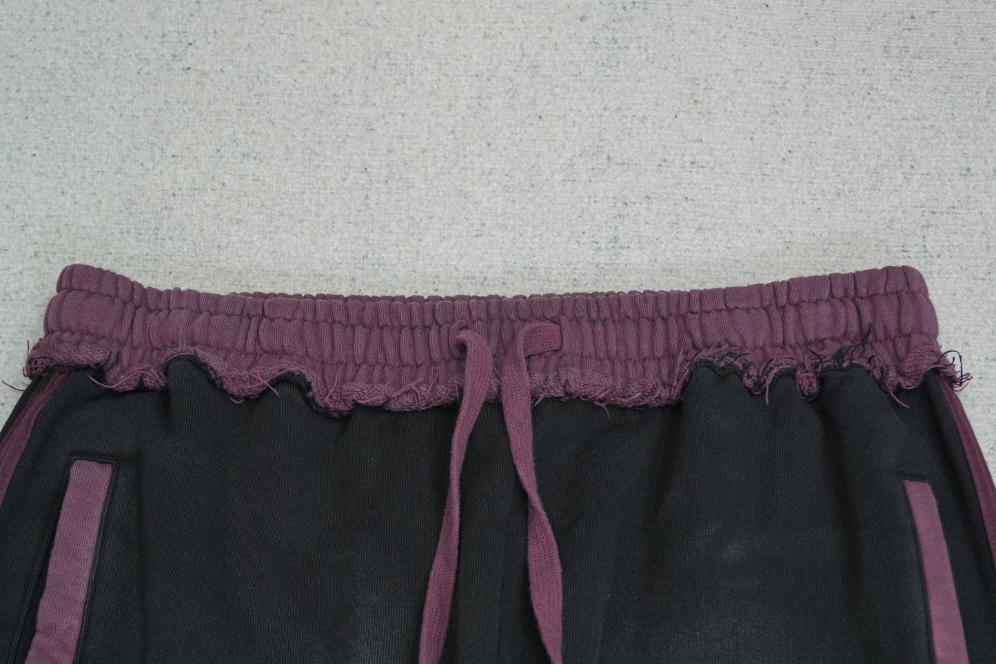 V - SWEATPANTS