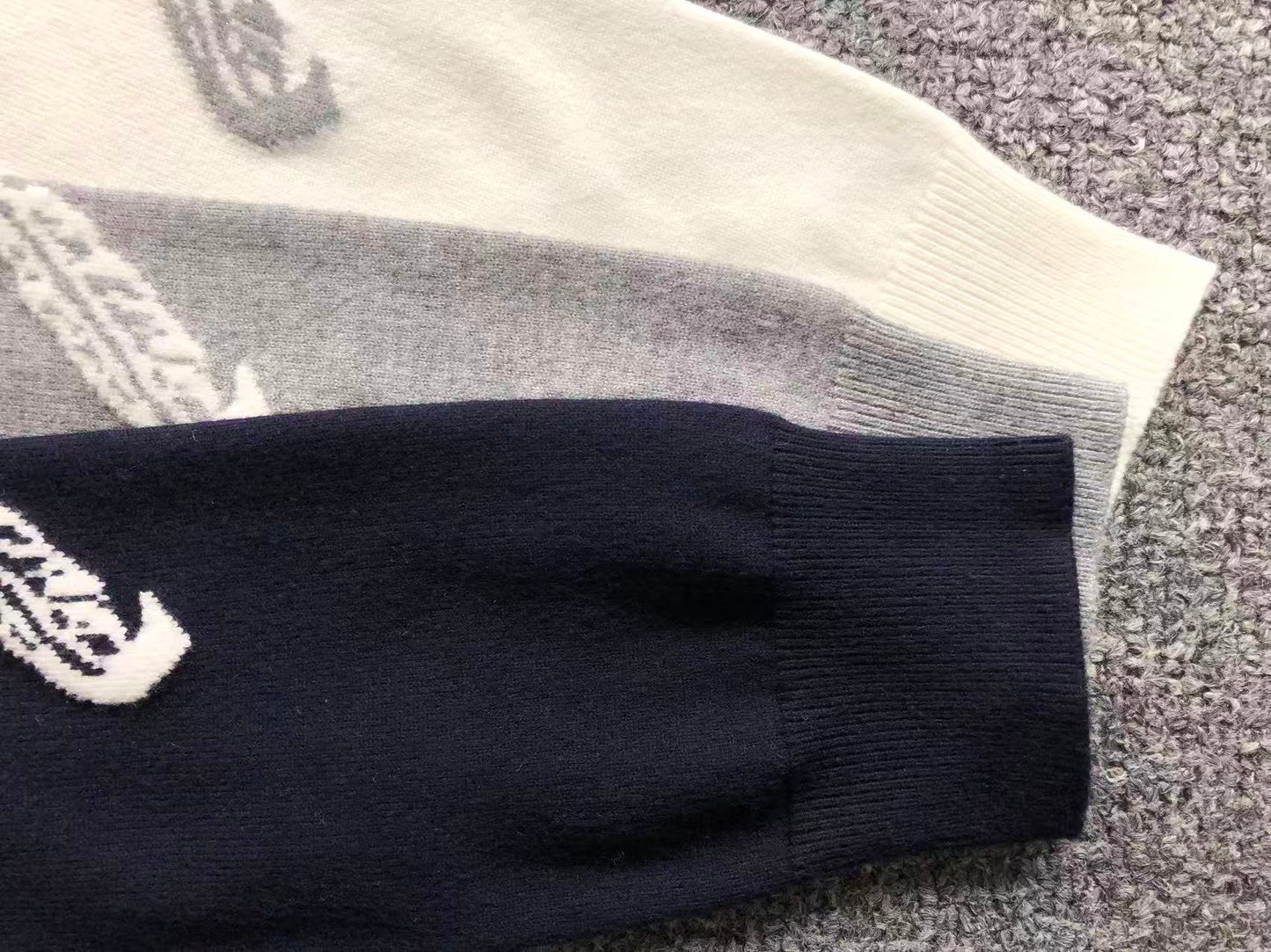 T - SWEATER