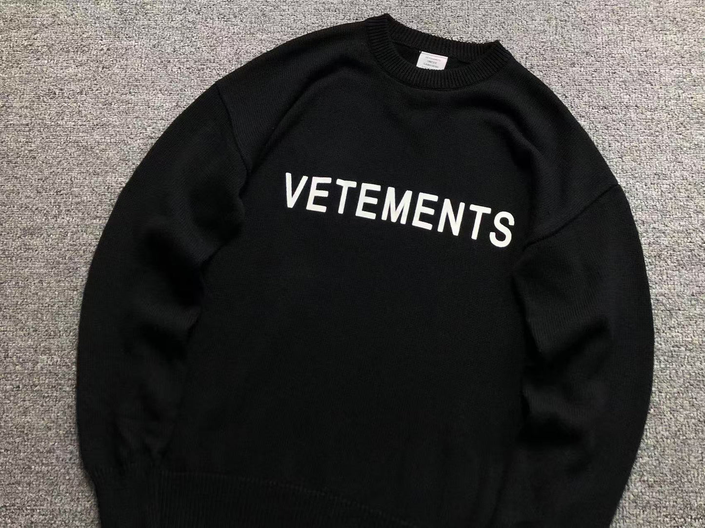 V - SWEATER
