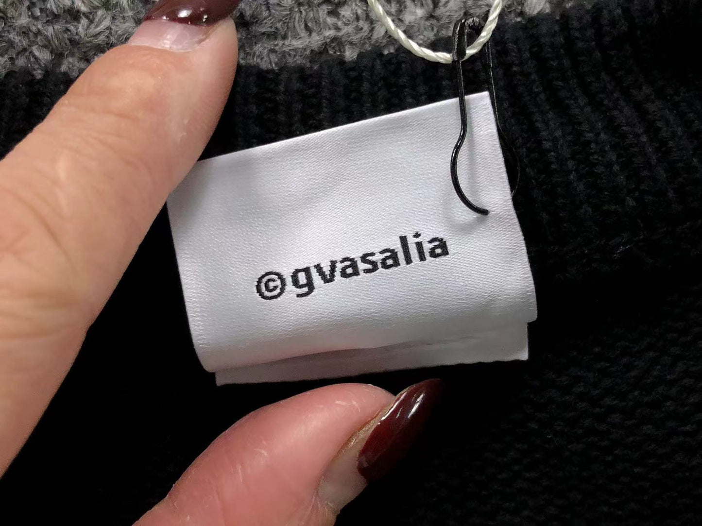 V - SWEATER