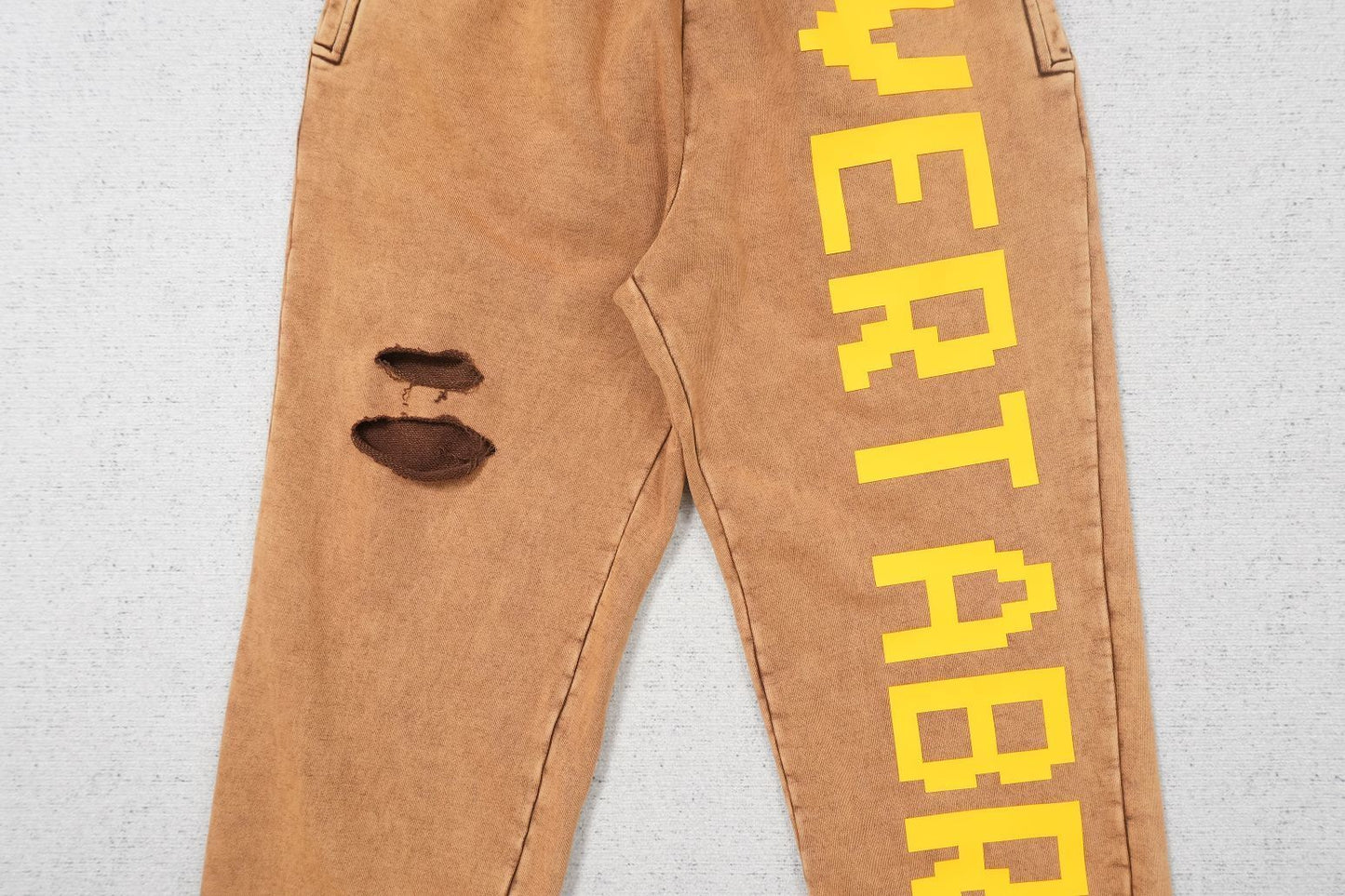 V - SWEATPANTS