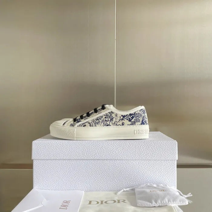 D - SNEAKERS