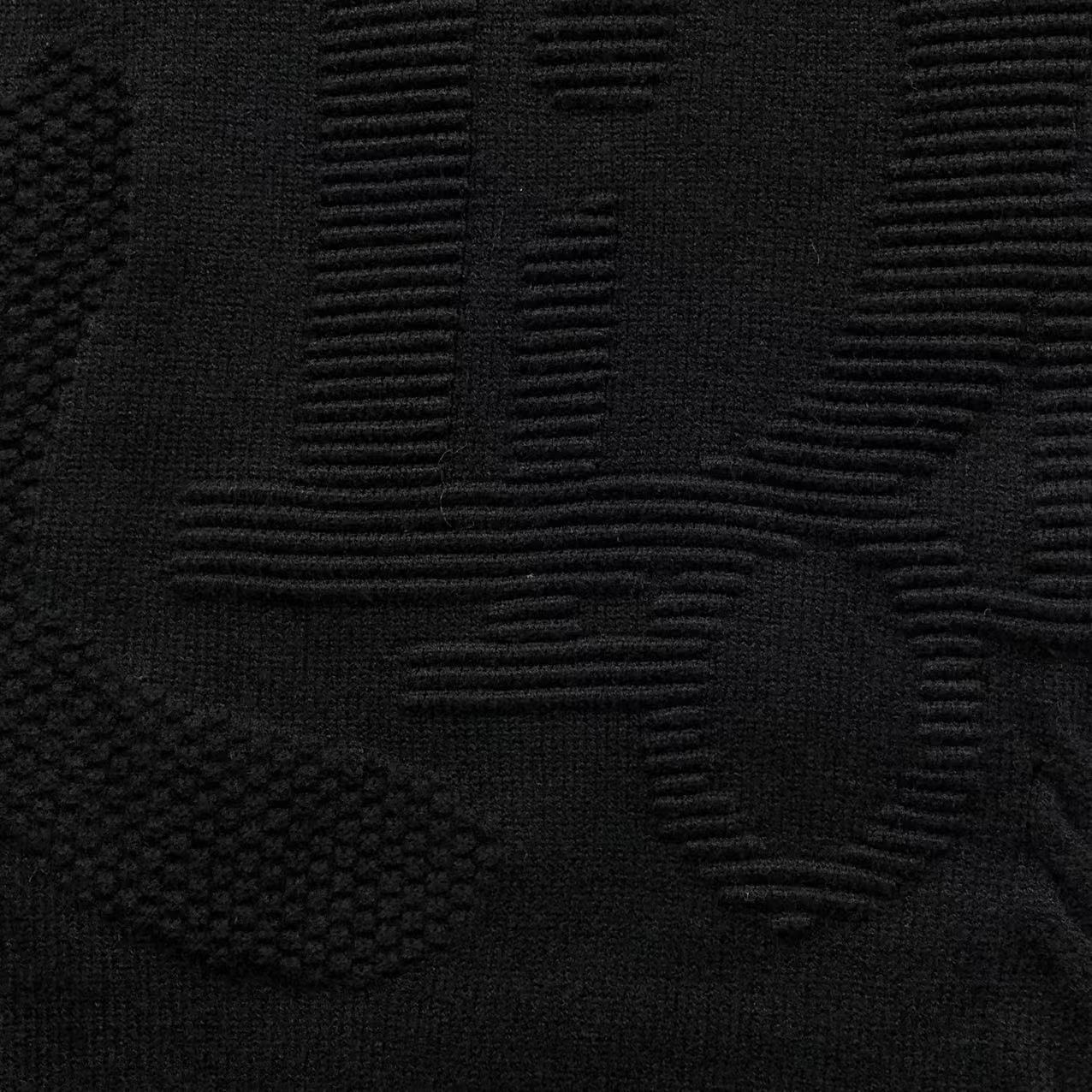 D - SWEATER