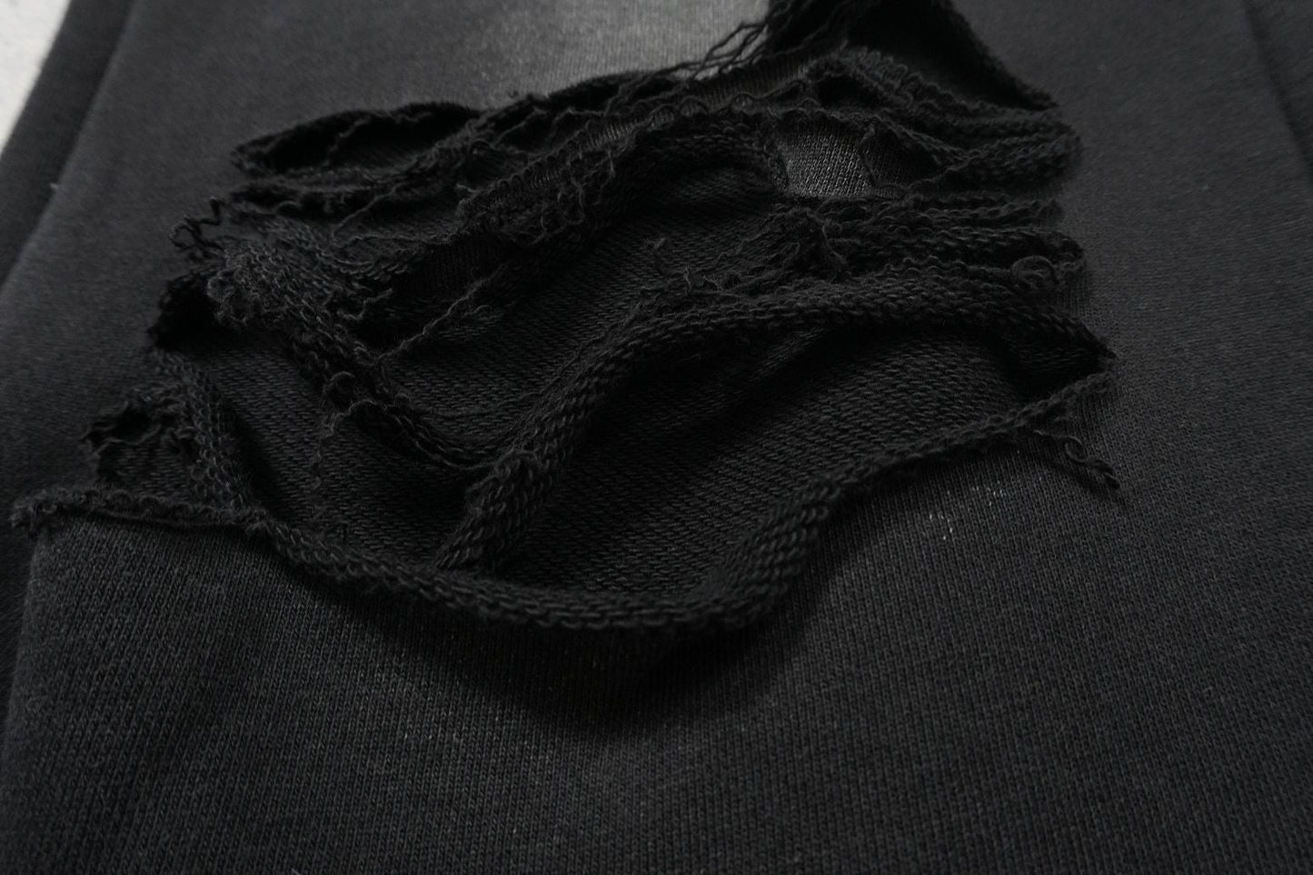V - SWEATPANTS