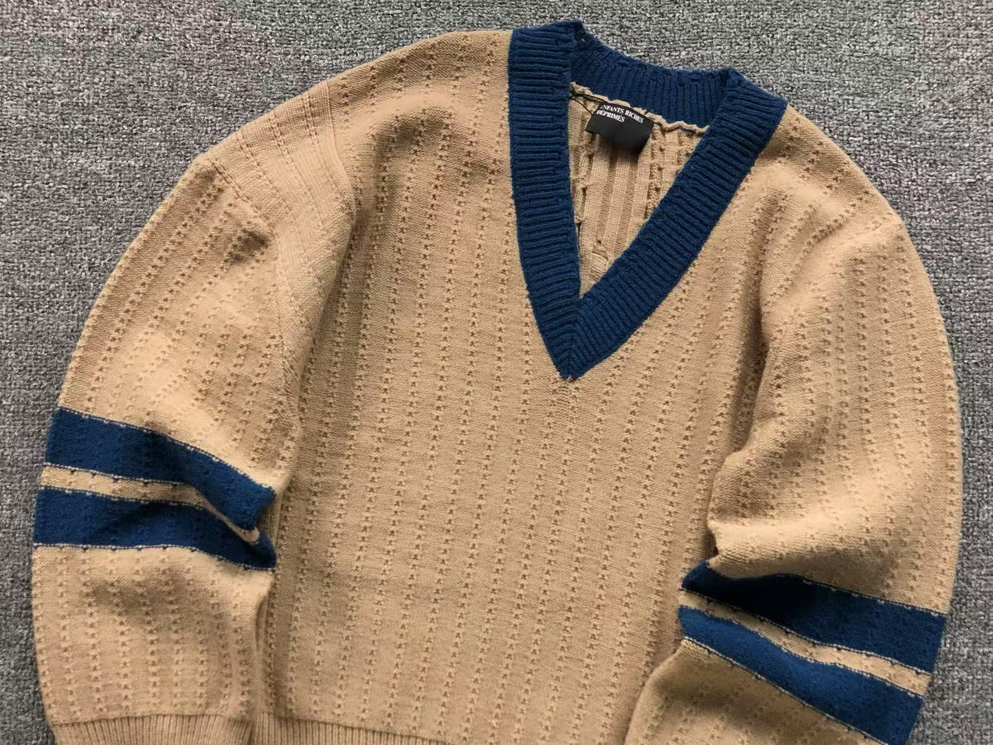 E - SWEATER