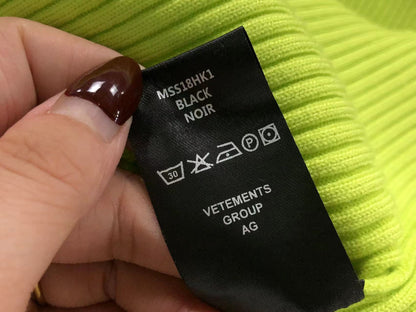 V - SWEATER