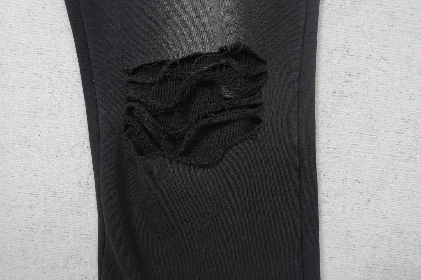 V - SWEATPANTS