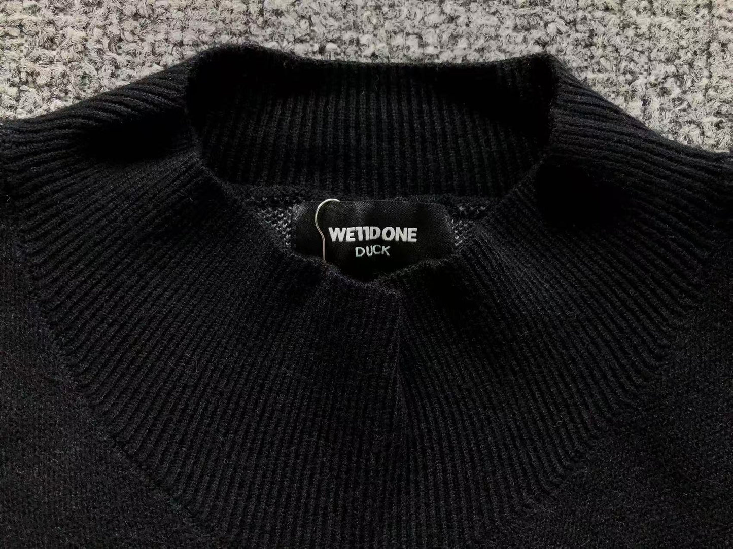 W - SWEATER