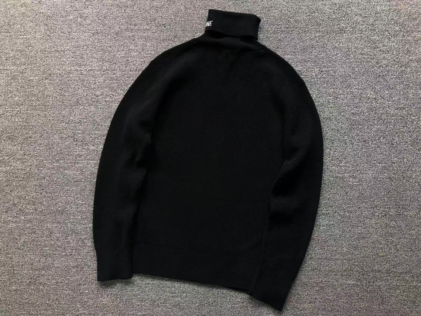W - SWEATER