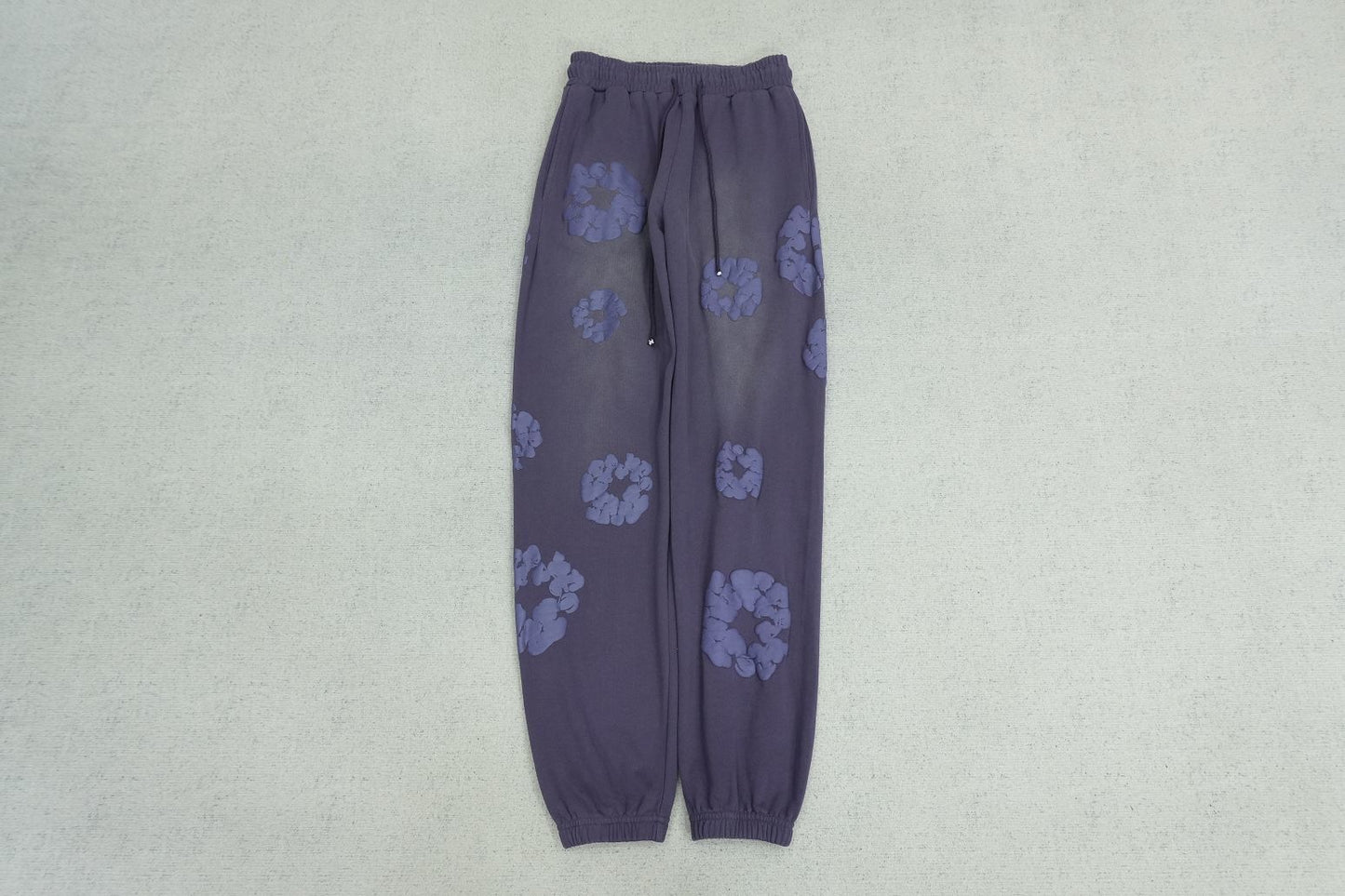 D - SWEATPANTS
