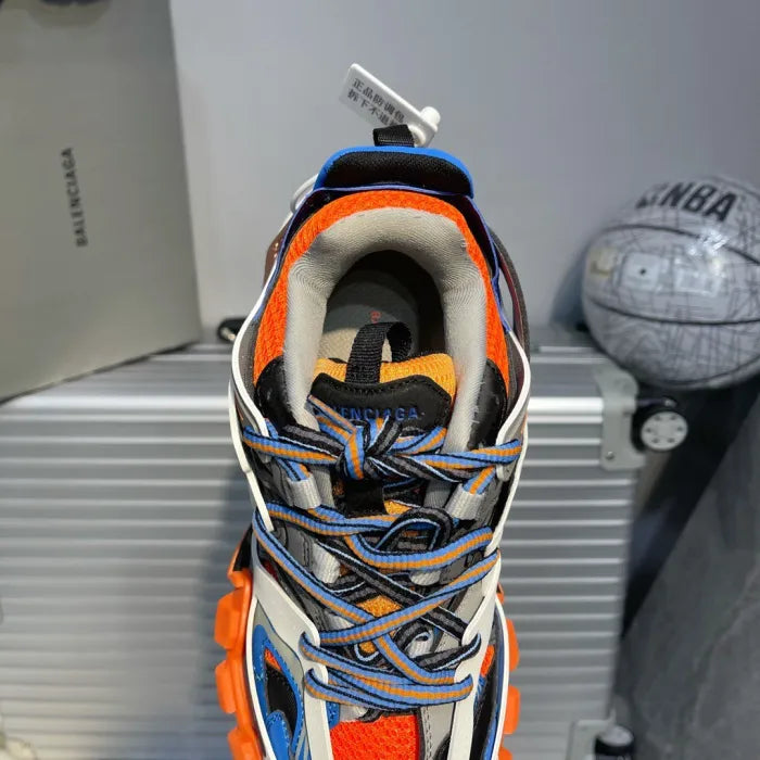 B - SNEAKERS