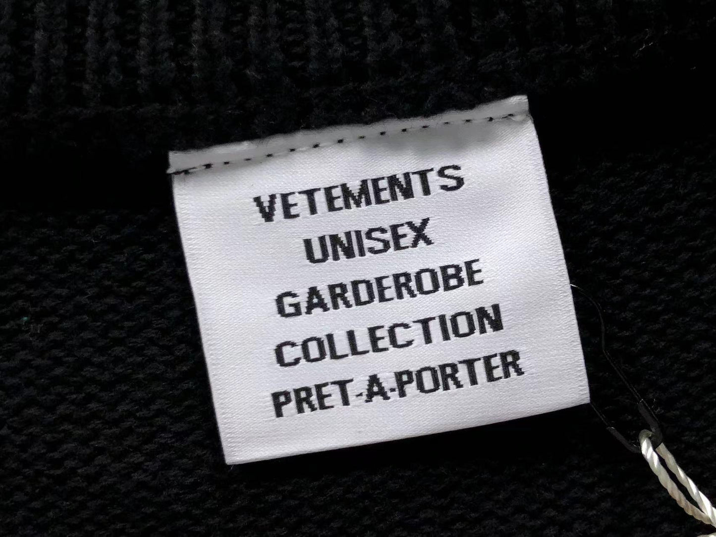 V - SWEATER