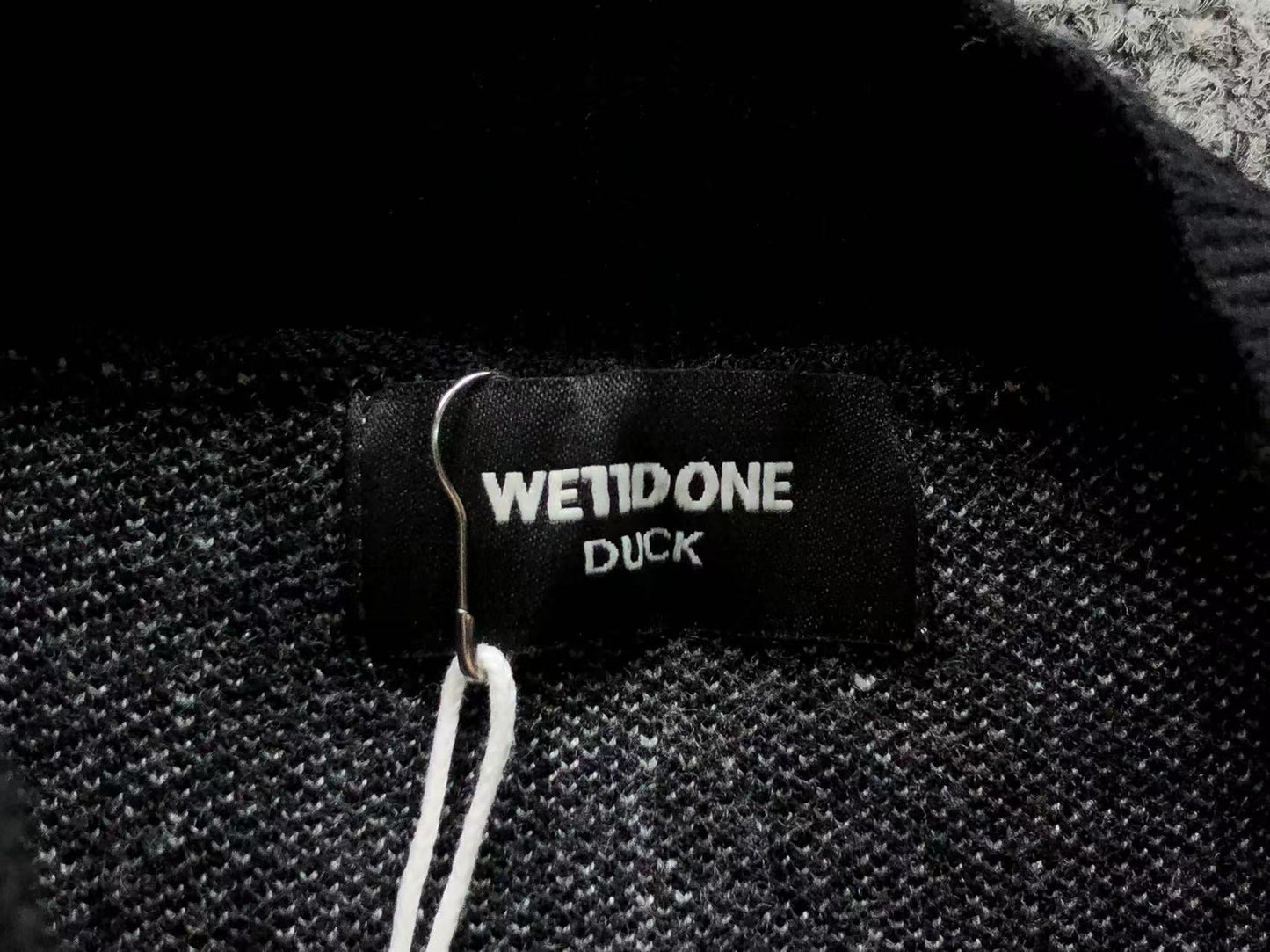 W - SWEATER