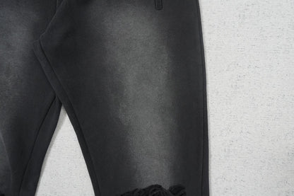 V - SWEATPANTS