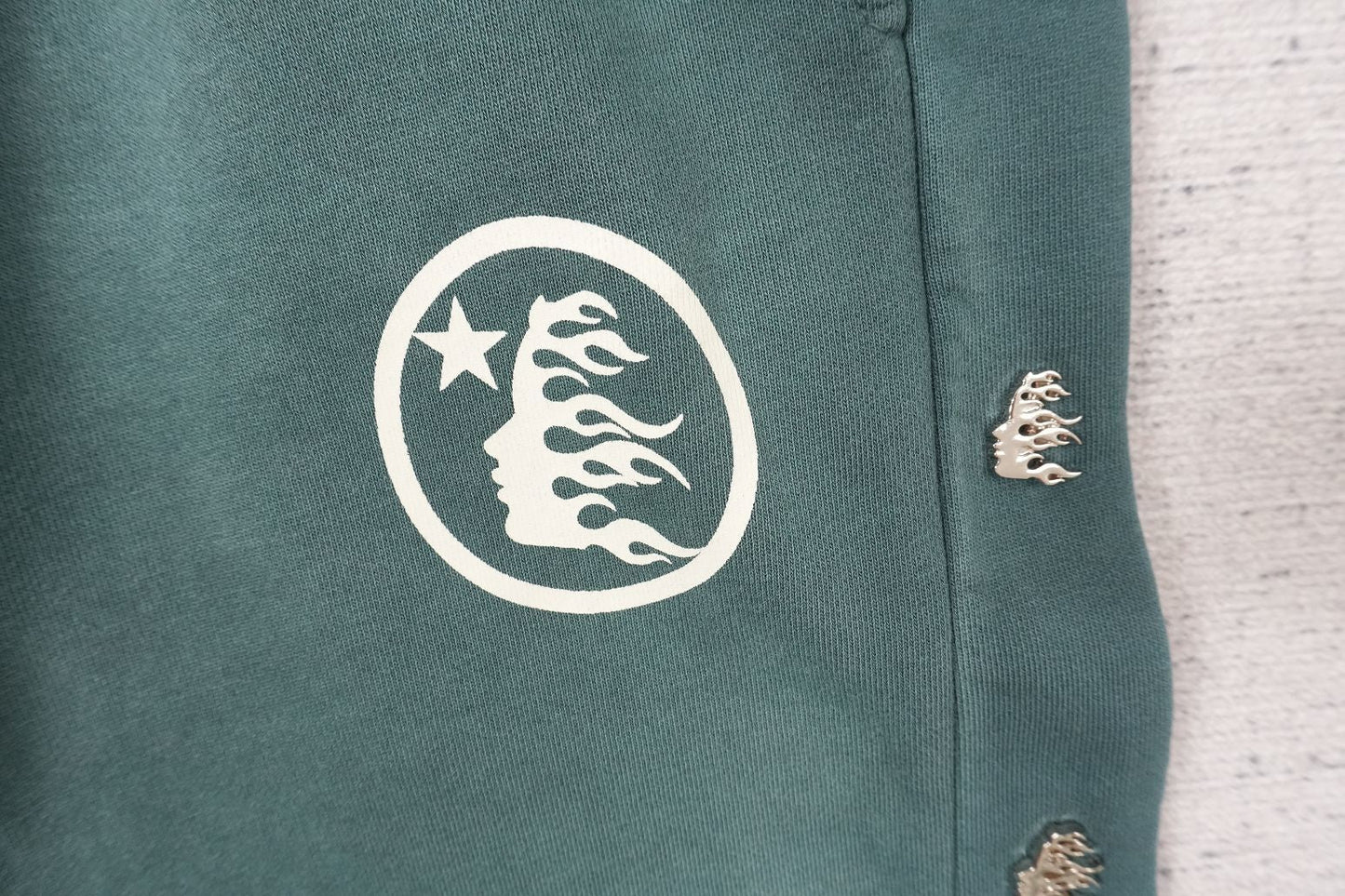 H - SWEATPANTS