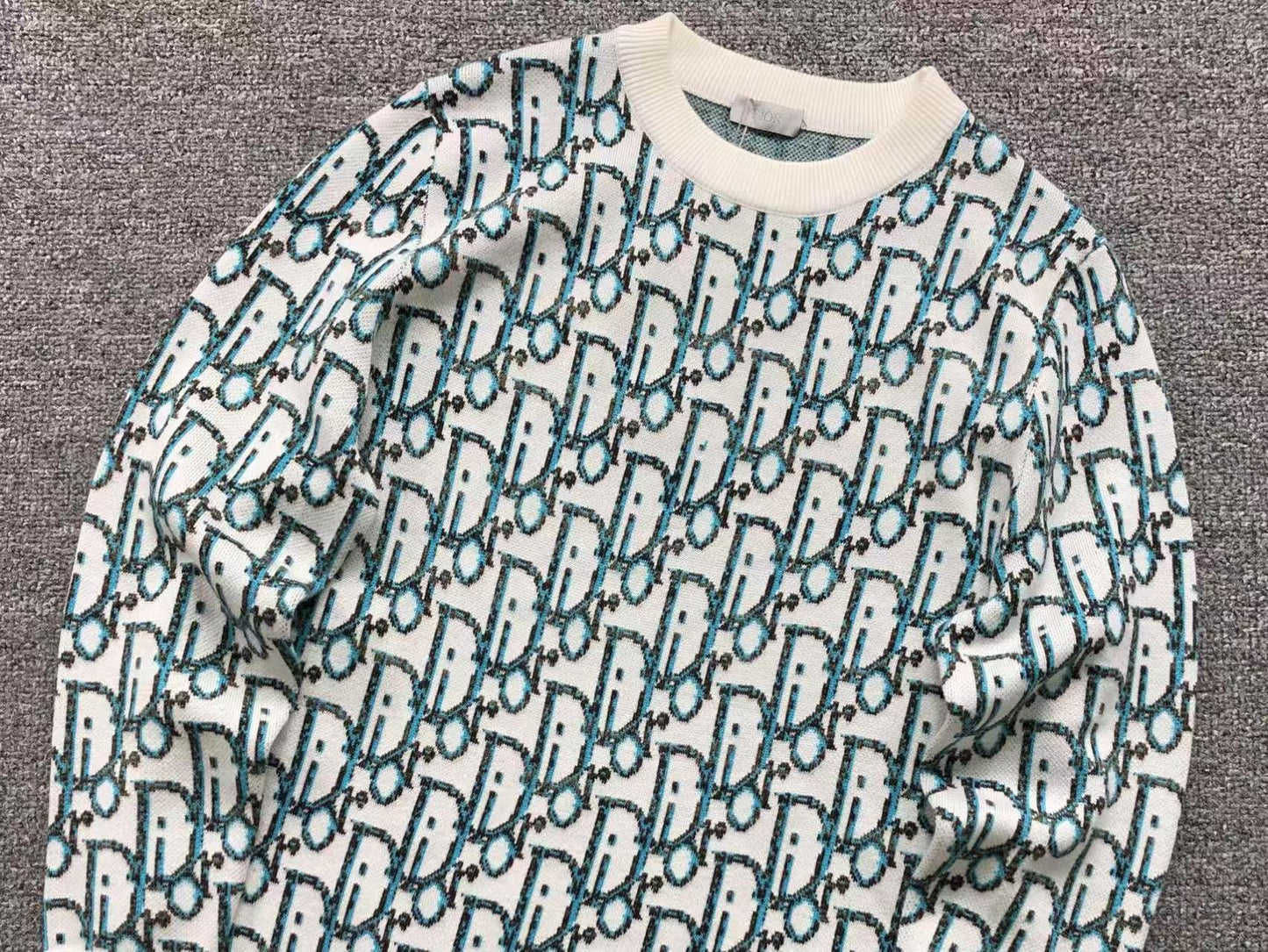 D - SWEATER