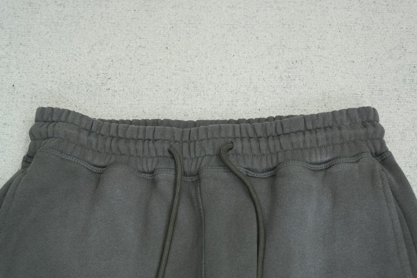 S - SWEATPANTS