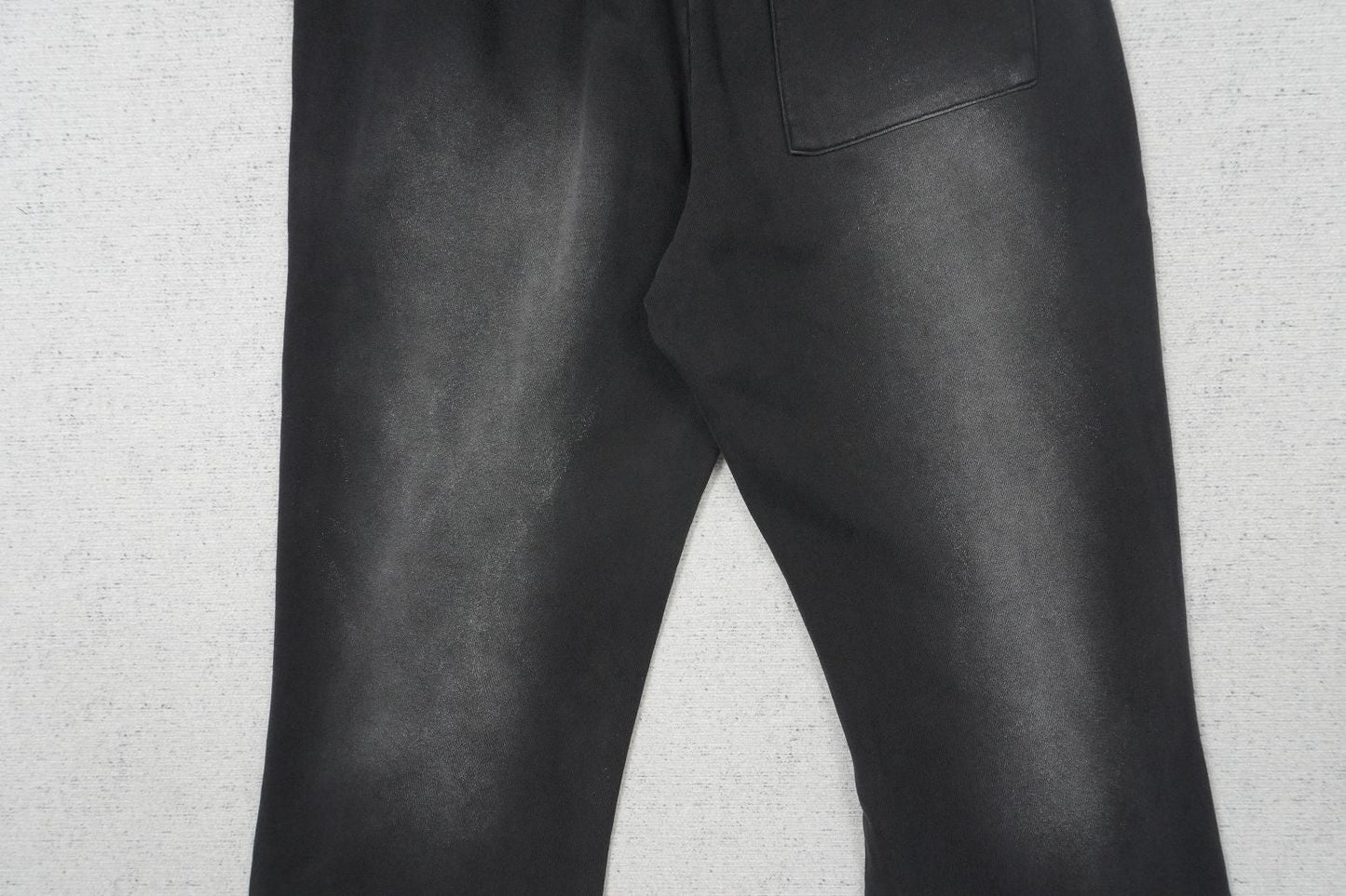 V - SWEATPANTS
