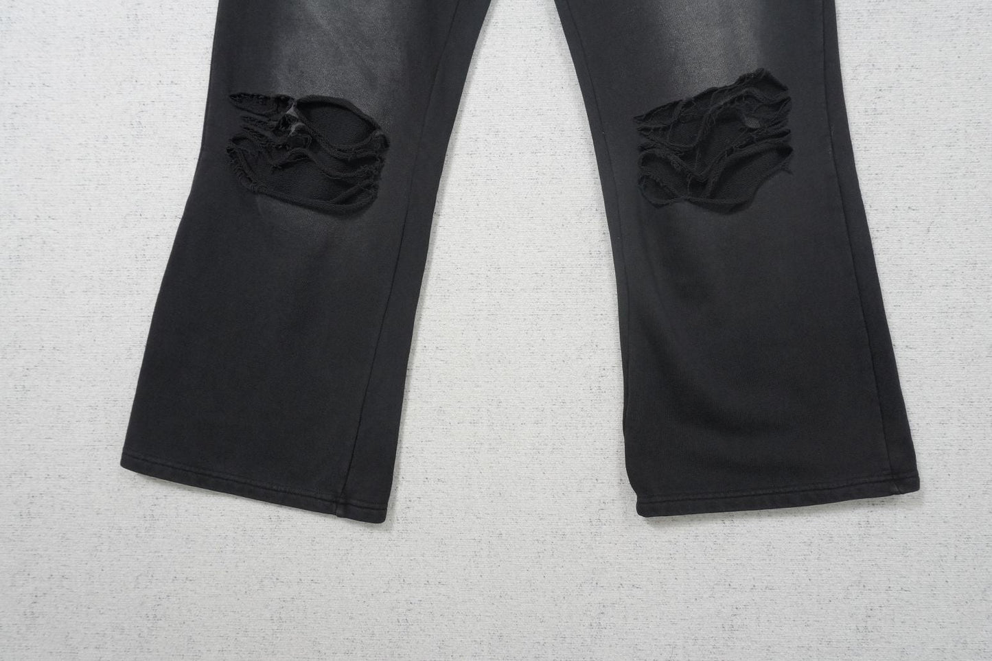 V - SWEATPANTS