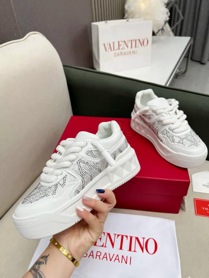 V - SNEAKERS