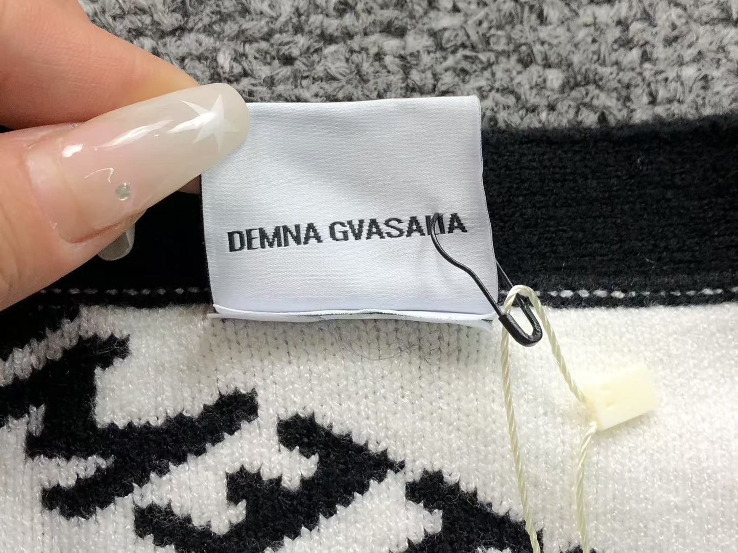 V - SWEATER