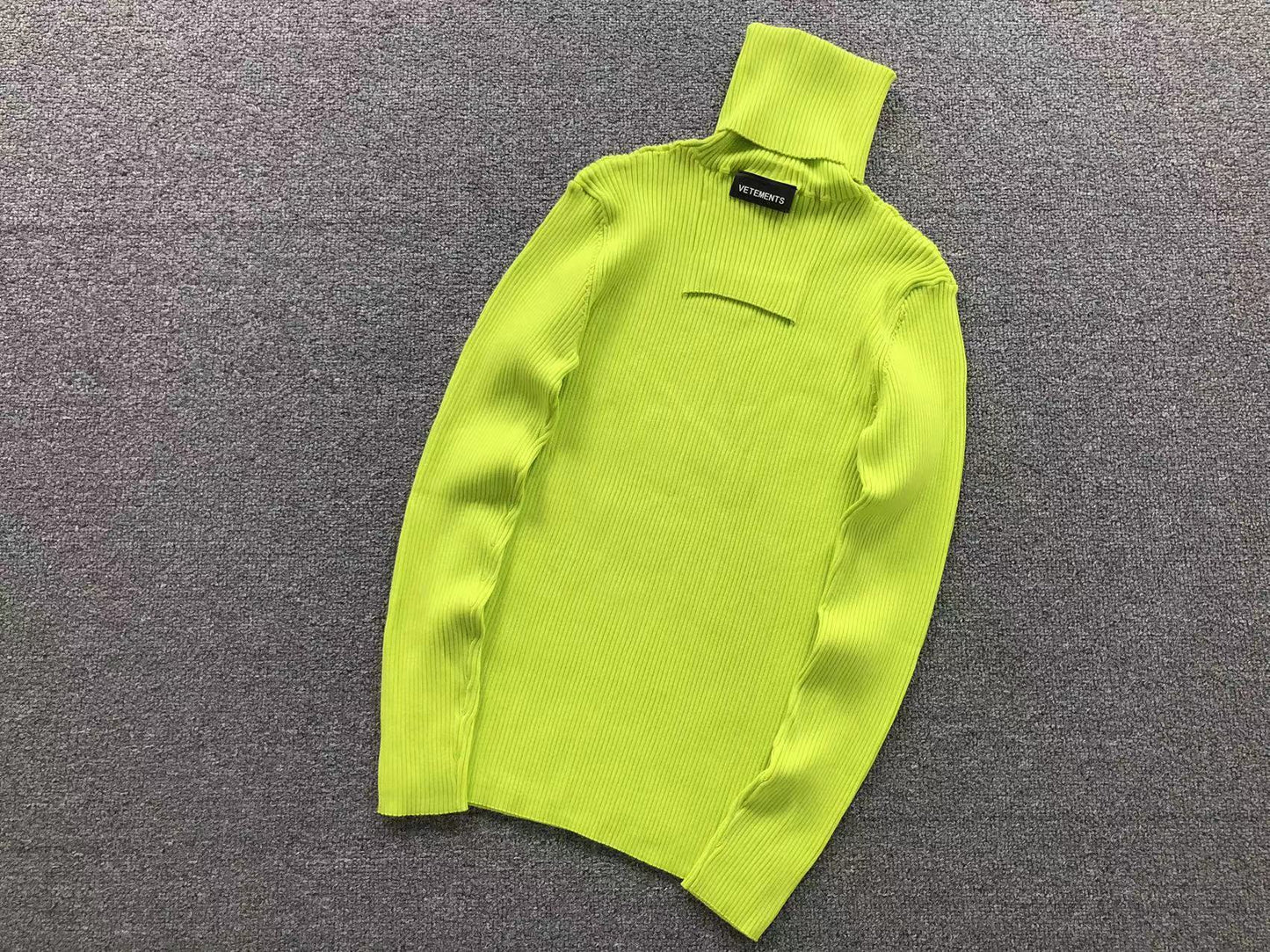 V - SWEATER