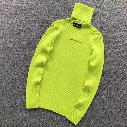 V - SWEATER