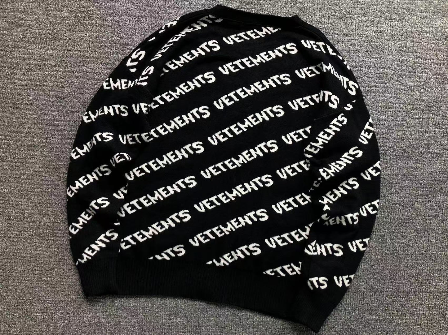 V - SWEATER