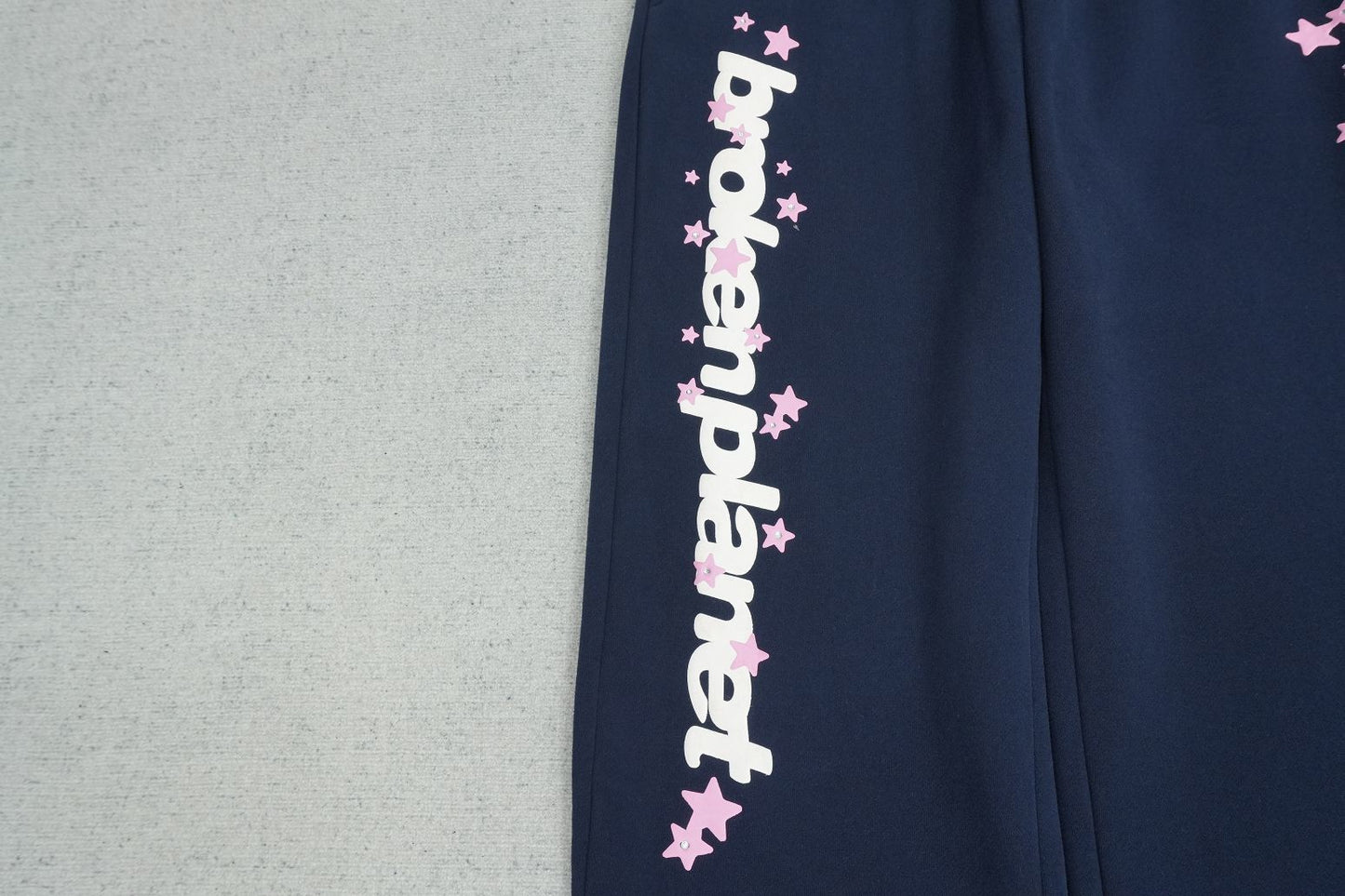 B - SWEATPANTS