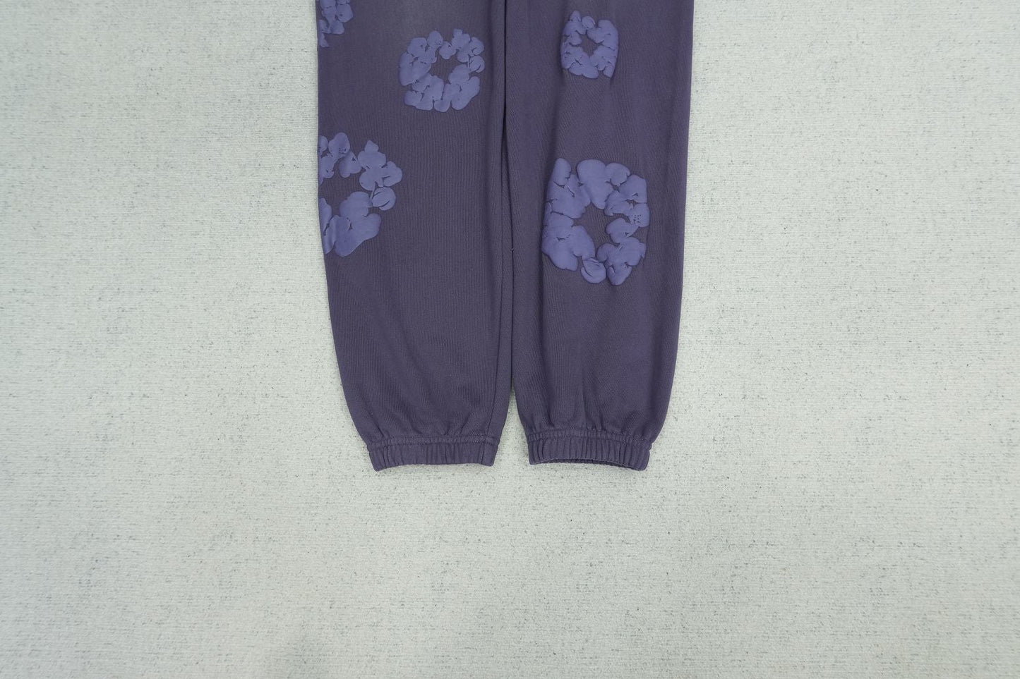 D - SWEATPANTS