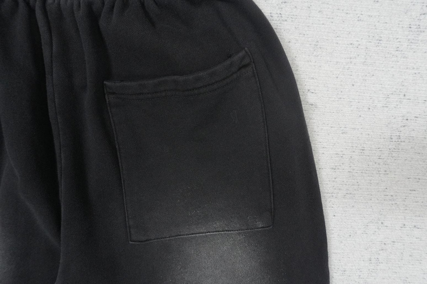 V - SWEATPANTS