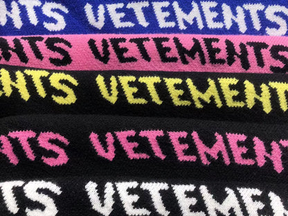 V - SWEATER