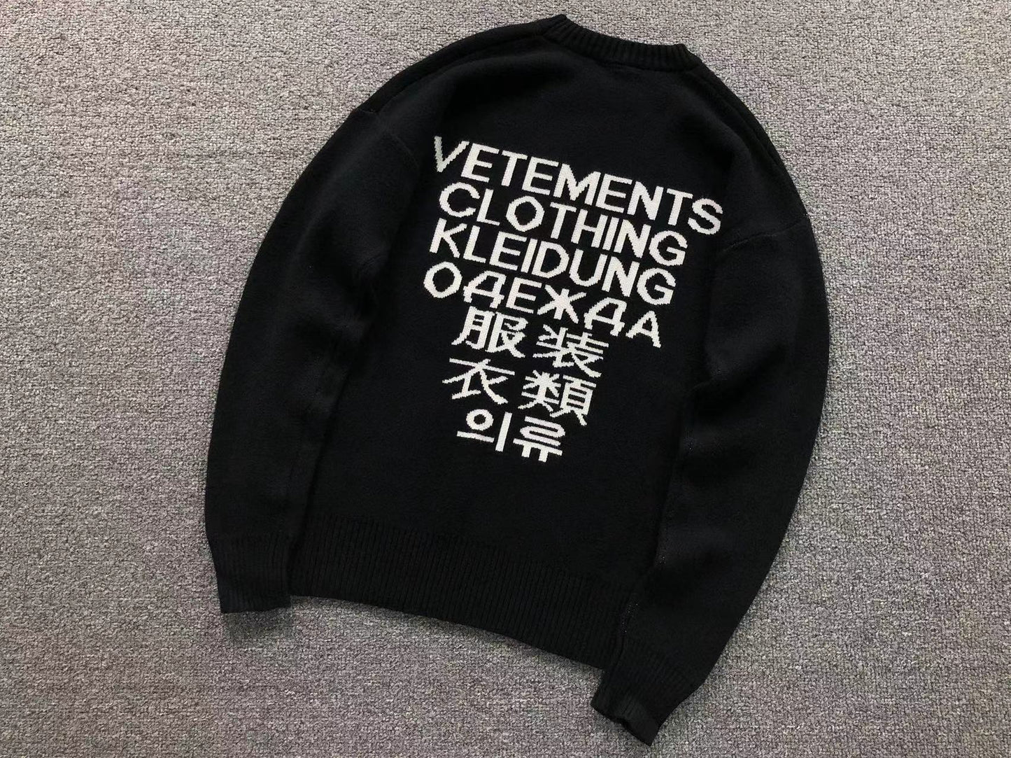 V - SWEATER