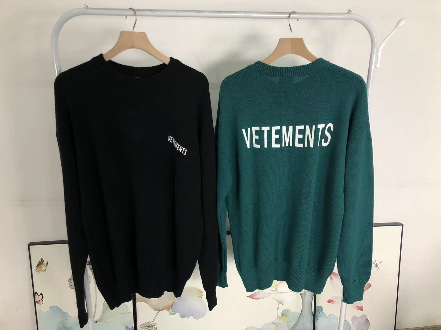 V - SWEATER