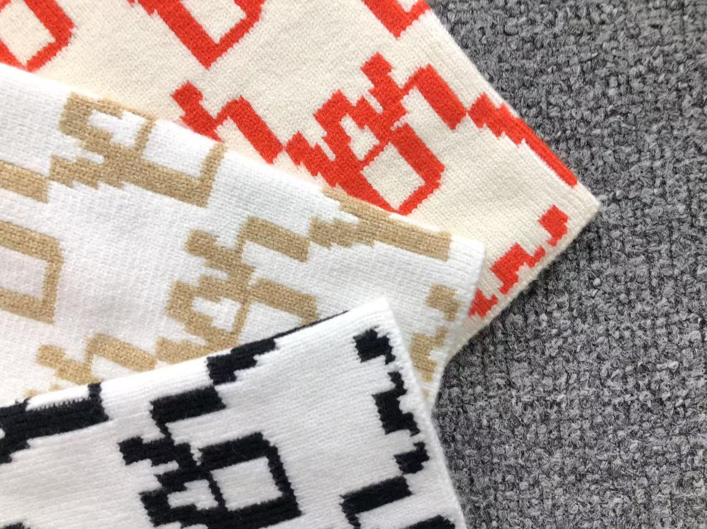 W - SWEATER