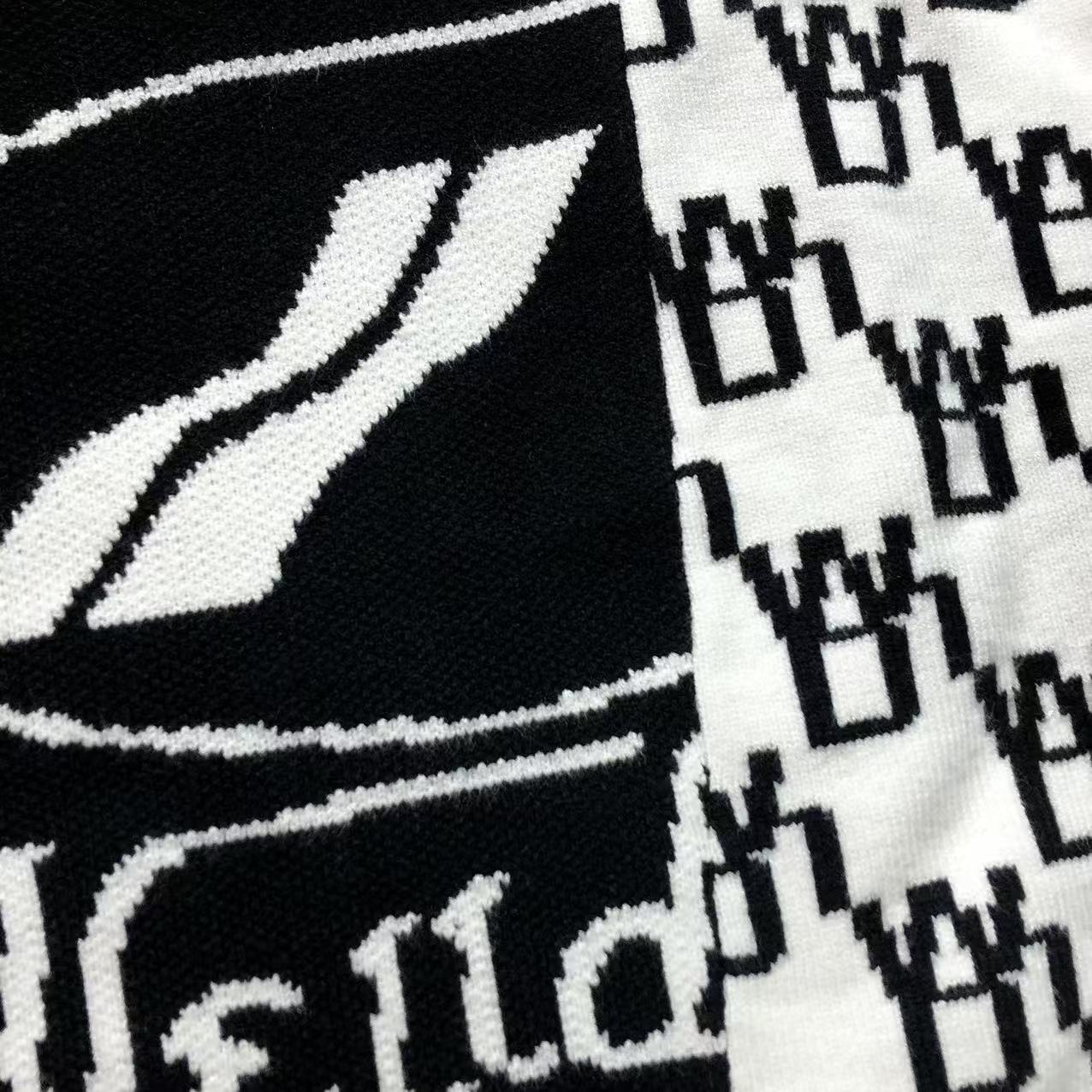 W - SWEATER