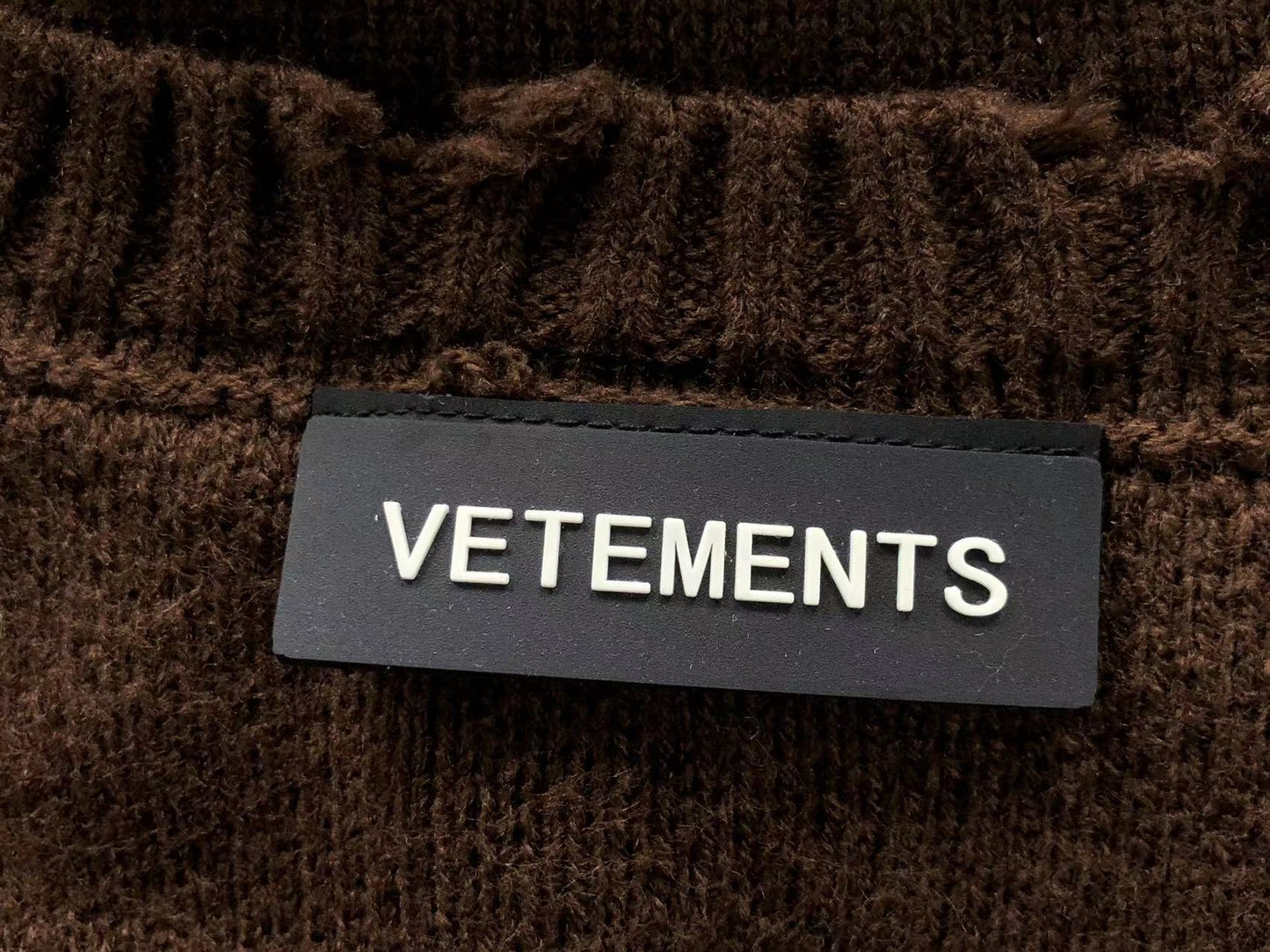 V - SWEATER