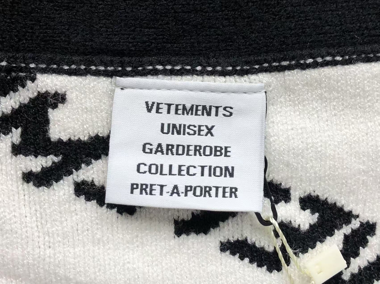V - SWEATER